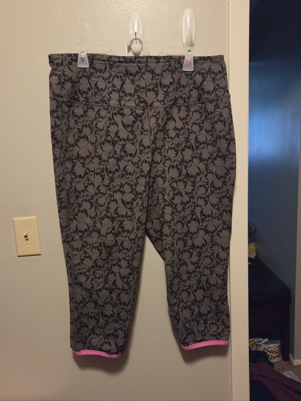 Torrid Gray Skull Print Cropped Avtive Leggings with Pink Trim